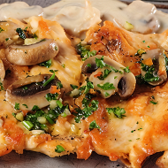 Куриное филе с грибами и сметанным соусом
