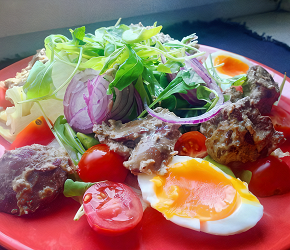 Фотография рецепта Теплый салат с куриной печенью и рукколой