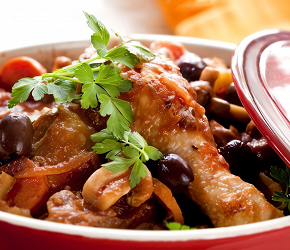 Фотография рецепта Курица с каперсами, анчоусами, чесноком и оливками в томатном соусе
