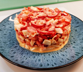 Фотография рецепта Красный салат с крабовыми палочками