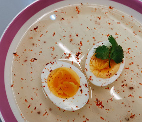 Фотография рецепта Светлый куриный бульон с отварным яйцом