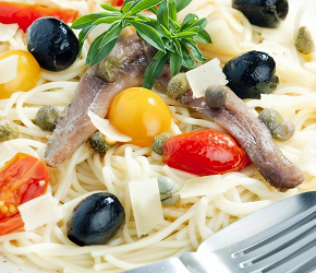 Фотография рецепта Спагетти с анчоусами, петрушкой, оливками и каперсами