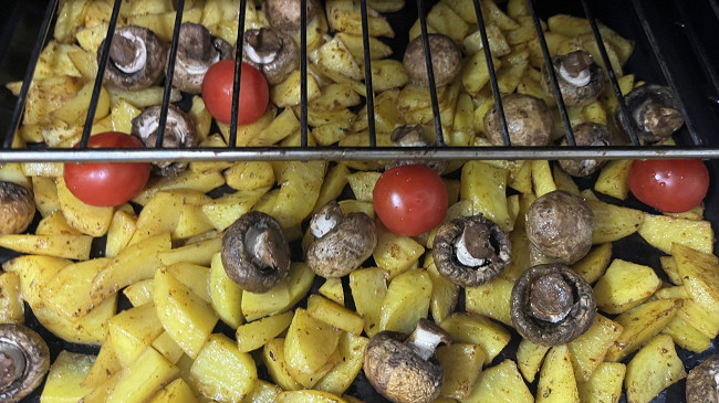 Фото шага рецепта Стейки с запеченными картофельными дольками, коктейльными томатами и шампиньонами 176321 шаг 6