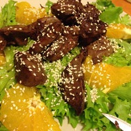 Теплый салат из куриной печени с апельсином