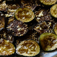 Теплый салат из кабачков и баклажанов с карри, жареным чесноком и кунжутом