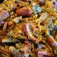 Копченые свиные ребра с капустой и пивом