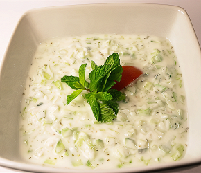 Фотография рецепта Соус райта с огурцами и зеленым луком