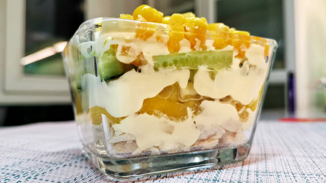 Фото шага рецепта Салат из курицы с ананасами и кукурузой 16805 шаг 2