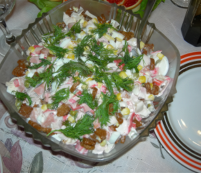Фотография рецепта Салат с сухариками и колбасками