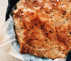 Фотография рецепта Пирог-шаверма из курицы с соусом из тхины и йогурта