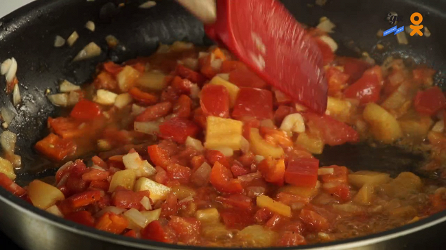 Фото шага рецепта Свиной язык с соусом из тофу, сезонными перцами и помидорами 125768 шаг 4