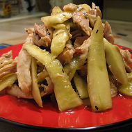 Салат из курицы с мятой и огурцом