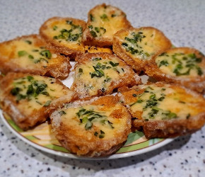 Фотография рецепта Гренки с сыром и зеленью на сковороде