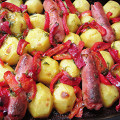 Фотография рецепта Печеный картофель с колбасками автор Саша Давыденко