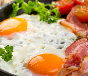 Фотография рецепта Яичница с беконом и помидорами