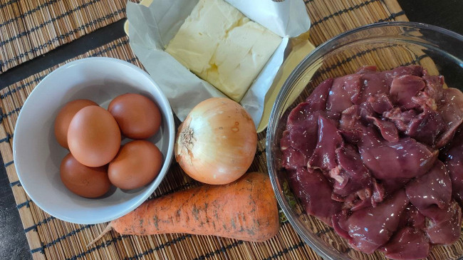 Фото шага рецепта Паштет из куриной печени с овощами и яйцами 174830 шаг 1