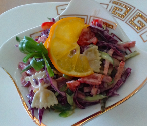 Фотография рецепта Салат с макаронами, копченой колбасой и огурцами