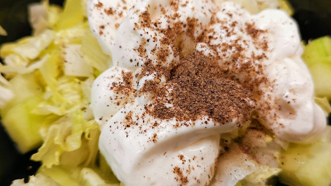 Фото шага рецепта Салат с кукурузой и сухариками 175192 шаг 3