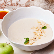 Каша манная с томлеными яблоками