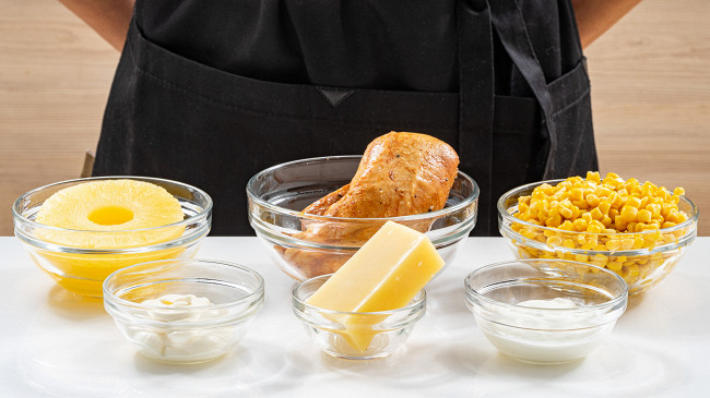 Фото шага рецепта Салат с копченой курицей и ананасами 187680 шаг 1