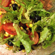 Салат с рукколой, черри и маслинами по-итальянски