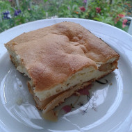 Шарлотка с кислыми яблоками и корицей по-домашнему