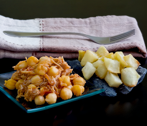 Фотография рецепта Салат из индейки с нутом, курагой и миндалем