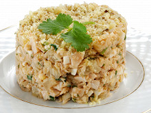 Салат с курицей и ананасами
