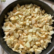 Шарлотка яблочная со сливочным маслом