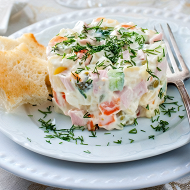 Салат с курицей и крабом
