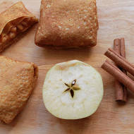 Блинчики с яблоками в карамели