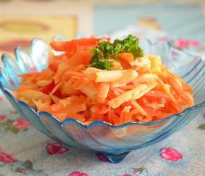 Фотография рецепта Салат с морковью, сыром и кефиром