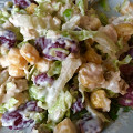 Фотография рецепта Салат с  красной фасолью, курицей и сухариками автор Людмила