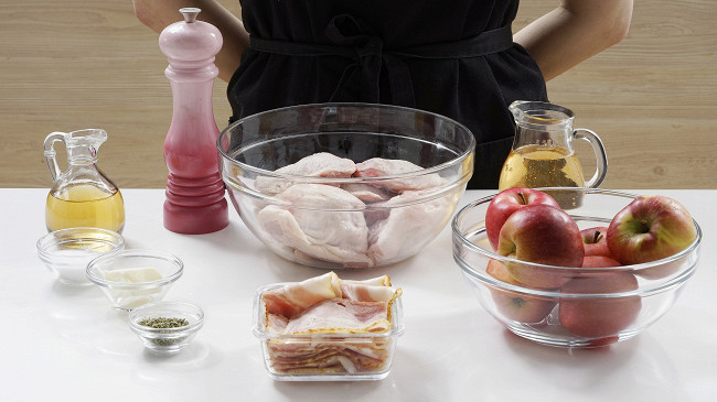 Фото шага рецепта Запеченная курица с яблоками в беконе 29208 шаг 1