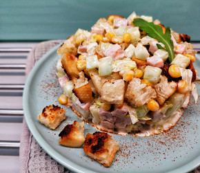 Фотография рецепта Салат с кукурузой и сухариками