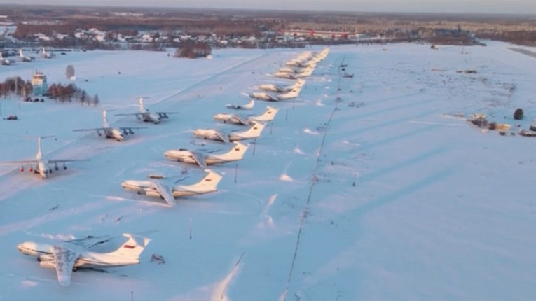 Погрузку военнослужащих и техники на аэродроме в Ивановской области показали на видео