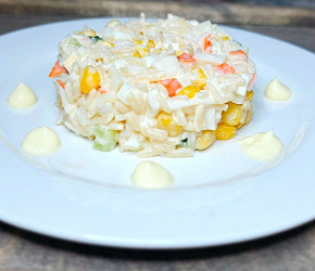 Фотография рецепта Крабовый салат с кукурузой и яйцом