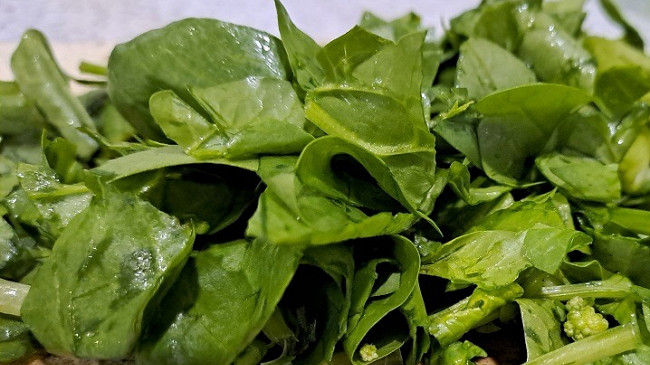 Фото шага рецепта Быстрый завтрак из лаваша и яиц, со шпинатом и куриной грудкой 189381 шаг 6