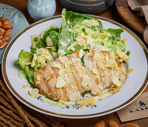 Фотография рецепта Теплый салат с курицей и баже из миндаля