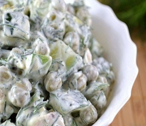 Фотография рецепта Куриный салат с огурцами и горошком
