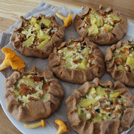 Плацинды с лисичками и молодым картофелем