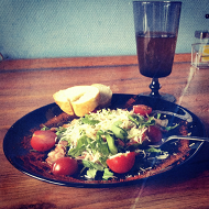 Теплый салат с беконом и рукколой