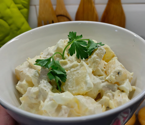 Фотография рецепта Салат из курицы с ананасом и сыром
