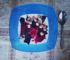 Фотография рецепта Творожный завтрак с замороженной вишней и чернослива