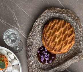 Фотография рецепта Мясной пирог «Колобок» из слоеного теста