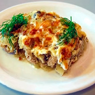 Мясо по-французски с картофелем, помидорами и сыром