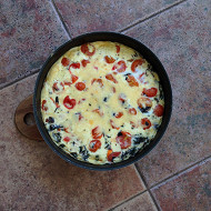 Киш с помидорами черри, базиликом и сыром