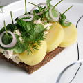 Фотография рецепта Смёрребрёд с курицей и маринованным луком автор Алексей Зимин