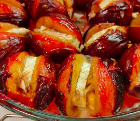 Фотография рецепта Сливы запеченные с сыром бри и орехами