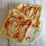 Галета с грушей и сыром бри